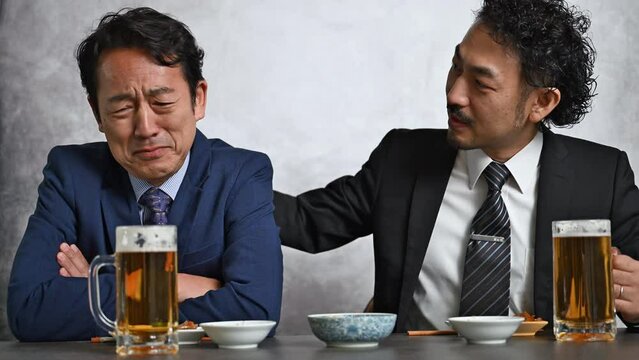 ビール飲むビジネスマンの動画 居酒屋で部下に愚痴を言って慰められるニュータイプな上司 