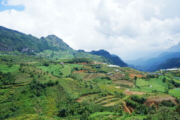 Fototapeta premium Amazing Rice Paddy or Rice Field in hidden Mountain, Sapa, Vietnam - ベトナム サパ 棚田