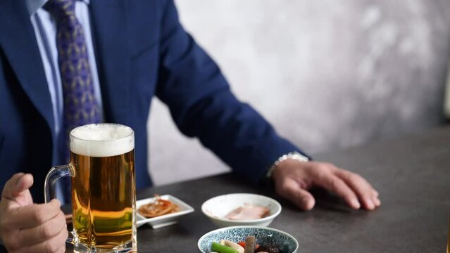 生ビールで乾杯するサラリーマンの動画 手元のアップ
