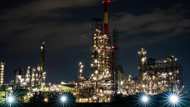 oil refinery at night © 理信 庄司