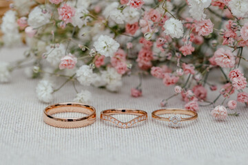 Fototapeta na wymiar Beautiful wedding rings and flowers close up, macro photo