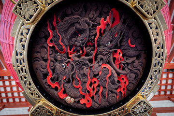 龍の彫刻・浅草寺大提灯の底部に掘られた木彫りの龍(japanese traditional ornament)