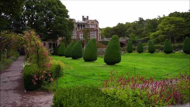 Der wundersch&ouml;ne Schlosspark und die Hinteransicht vom Schloss Tjol&ouml;holm in Schweden