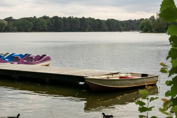 Obraz premium a pier on a lake