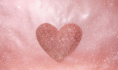 Obraz premium Radiant pink heart floats against a romantic backdrop.