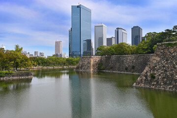 Fototapeta na wymiar 10月の大坂城外堀とビジネスビル群の眺め