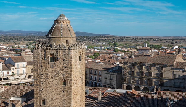 Torre del alfiler de origen árabe sobre la plaza mayor de la villa medieval de Trujillo, España