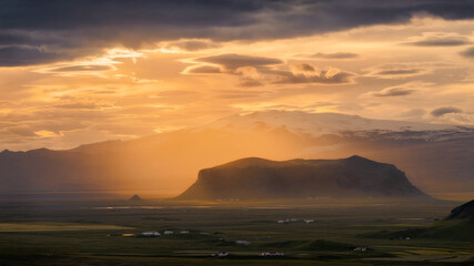 Luz de atardecer brillante islandia