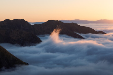 Ola de nube hora dorada