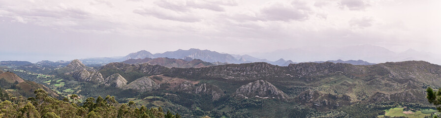 Obraz premium Beautiful panoramic view of the Asturian mountains, peaks of Europe, with a very beautiful sky