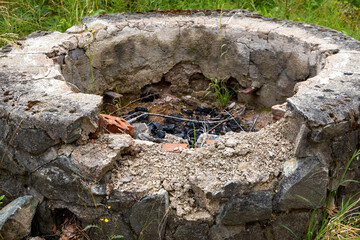 Obraz premium an old campfire site made of stones
