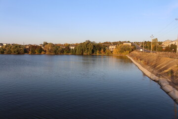 Obraz premium A body of water with trees and houses