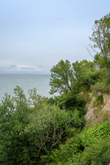 Wildromantische Küstenlandschaft am Europäischen Fernwanderweg E9: Steilufer am 