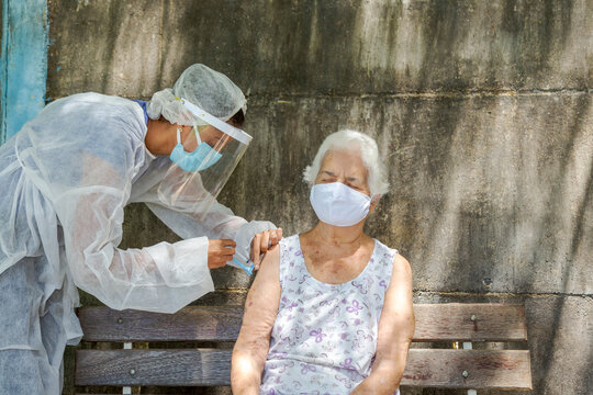 Mulher idosa recebe vacina contra covid em &aacute;rea rural de Guatani, estado de Minas Gerais, Brasil.
