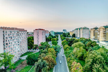 Warszawa, panorama miasta, widok z drona. Zachodzące słońce.
