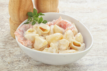 Pasta with salmon and cream cheese