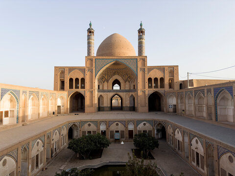 Agha Bozorg Mosque 