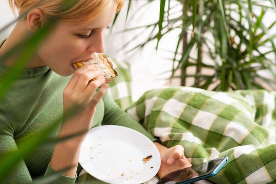 Languishing in bed, a girl endures emotional decay, her hours passing with a phone in hand and nibbles of toast as her companions, marking her deteriorating mental health. Bed rotting