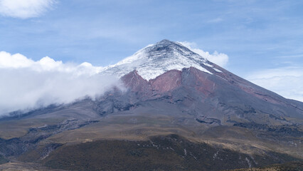 Volcán Cotopaxi, situado en el Ecuador, es uno de los volcanes más activo. Además,  es muy visitado por turistas nacionales y extranjeros, ideal para escalar.