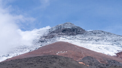 Volcán Cotopaxi, situado en el Ecuador es uno de los volcanes activos más altos del mundo y el...