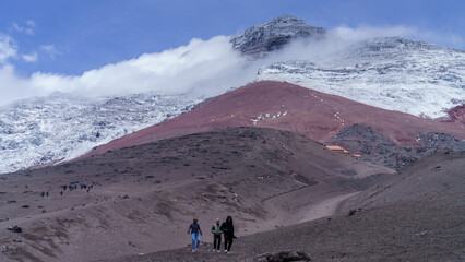 Volcán Cotopaxi, situado en el Ecuador, es uno de los volcanes mas activos  del Ecuador. Además,  es muy visitado por turistas nacionales y extranjeros. - obrazy, fototapety, plakaty