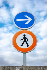 Panneau piéton interdit en contre-plongée - signalisation en ville