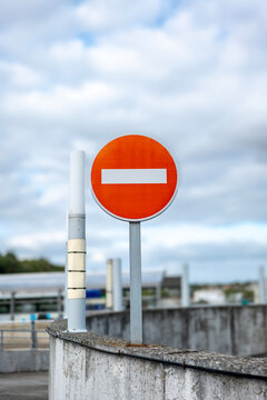 Panneau sens interdit dans un environnement urbain - signalisation en ville