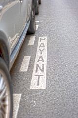 Payant - Signalisation place de parking payante - peinture blanche sur route - marquage au sol