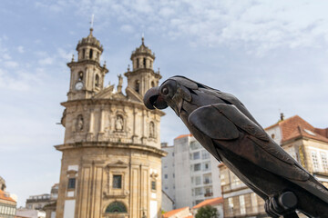 La iglesia de La Peregrina, Pontevedra,  España con la figura delnloro Ravachol, icono del carnaval de la ciudad 