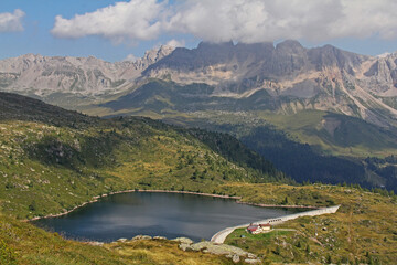 il Lago Cavia, le creste del Costabella e la Cima Uomo; Dolomiti di Fassa, Trentino