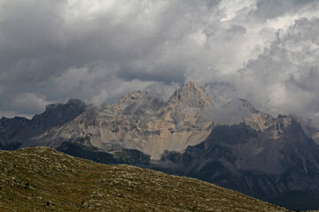 nuvole su Costabella e Cima Uomo; Dolomiti di Fassa, Trentino