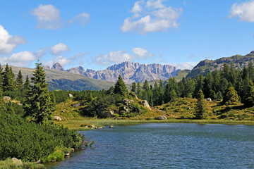 il Lago superiore di Colbricon; catena del Lagorai, Trentino. Sulla sfondo, la Marmolada