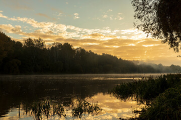 Obraz premium Small fog on the river in autumn