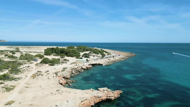 Costa mediterr&aacute;nea con aguas azul turquesa