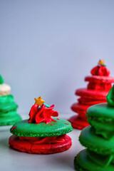 Fotografías de de macarons y macarons en forma de árbol navideño, postre frances