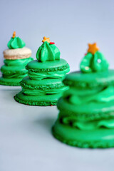 Fotografías de de macarons y macarons en forma de árbol navideño, postre frances
