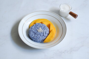 Fototapeta na wymiar A plate of mango sticky rice with sauce 