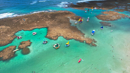 Barcos nas Piscinas naturais, da praia de porto de galinhas em Pernambuco, nordeste do Brasil - obrazy, fototapety, plakaty