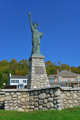 Obraz premium A proud Lady Liberty stands tall on the waterfront of Mackinac Island Michigan.
