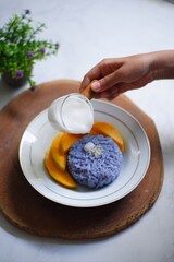 Mango sticky rice with sauce 