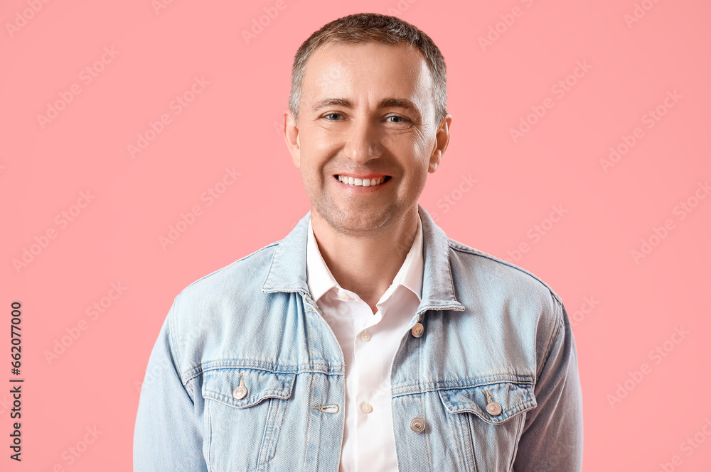 Poster Portrait of happy mature man on pink background