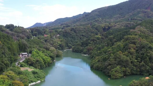 日本の湖と山のドローン風景