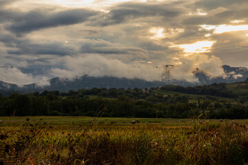 Sonnen Untergang bei regen 