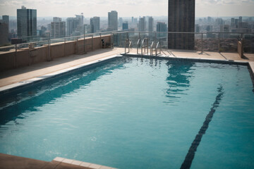 Obraz premium an amazing view of a swimming pool on a rooftop apartment surrounded by buildings