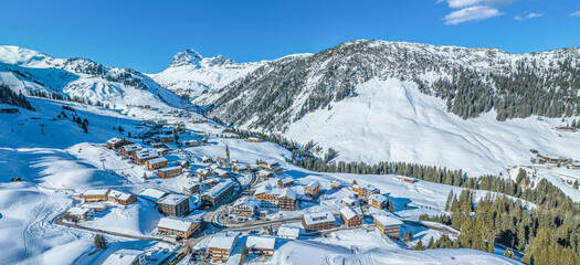 Ausblick auf Warth in Vorarlberg an einem kalten, sonnigen Wintertag