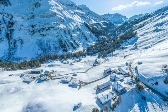 Der Wintersportort Warth im Luftbild, Blick ins obere Lechtal und in die Lechschlucht 