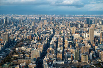 Fototapeta na wymiar 昼間の高層ビルから見る都会の景色、この町で人々は暮らしてる