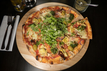 A vegetarian pizza with arugula
