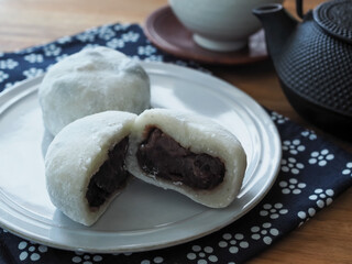 皿の上の豆大福と日本茶