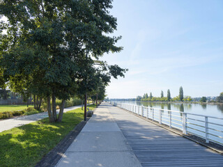 Vichy au fil de l'Allier.L'esplanade en bois et galets sur la rive droite de l'Allier avec...